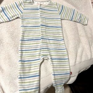 Grown out of this size. Soft flannel. Cozy. 6-9mo
No stains
